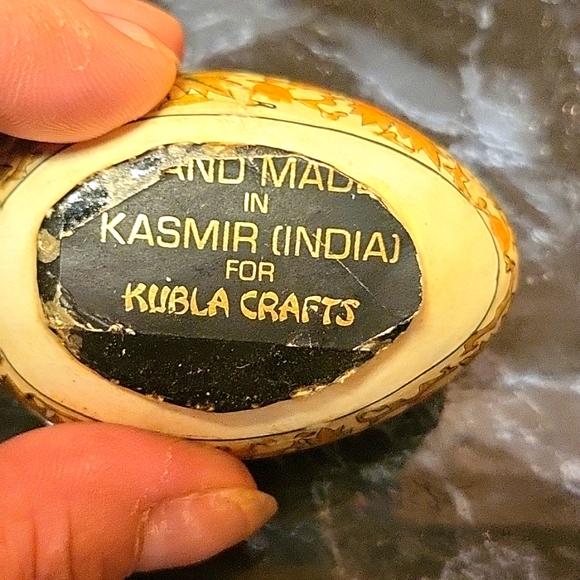 SALE! Vintage wooden handmade egg trinket box - Picture 3 of 4